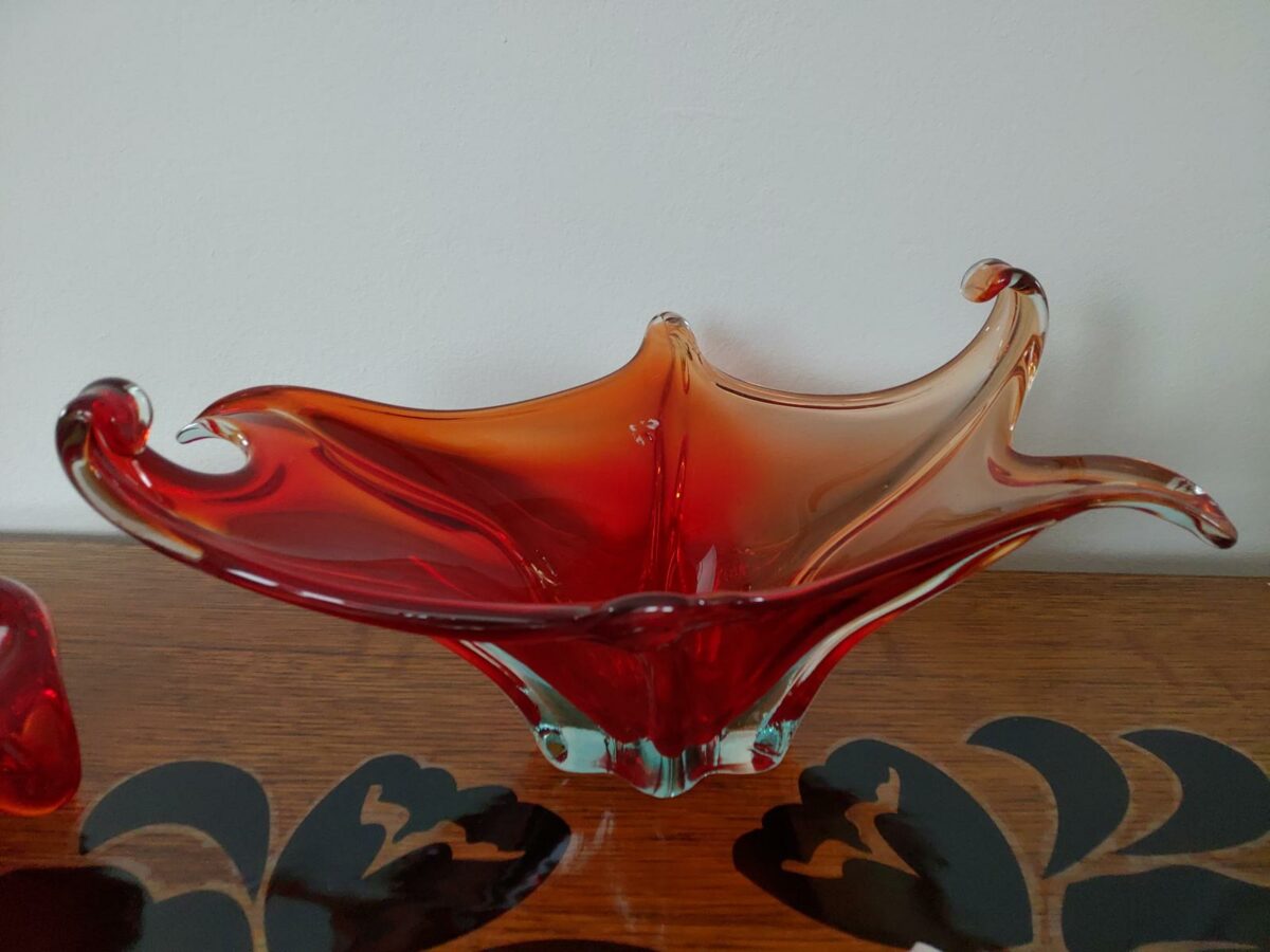 Grosse Murano Schale aus roten Glas, mit verdrehten auslaufenden Armen.